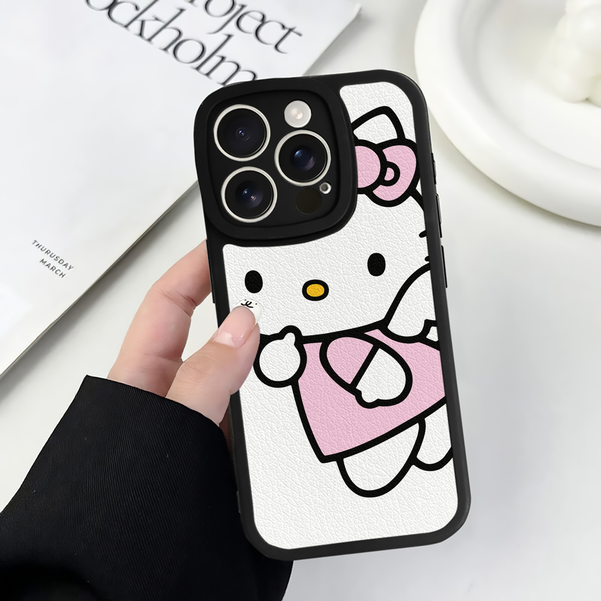 （画像用） Hello Kitty ハローキティ 【iPhone 16シリーズ対応】シリコンスマホケース（レザー調） 材質：シリコン